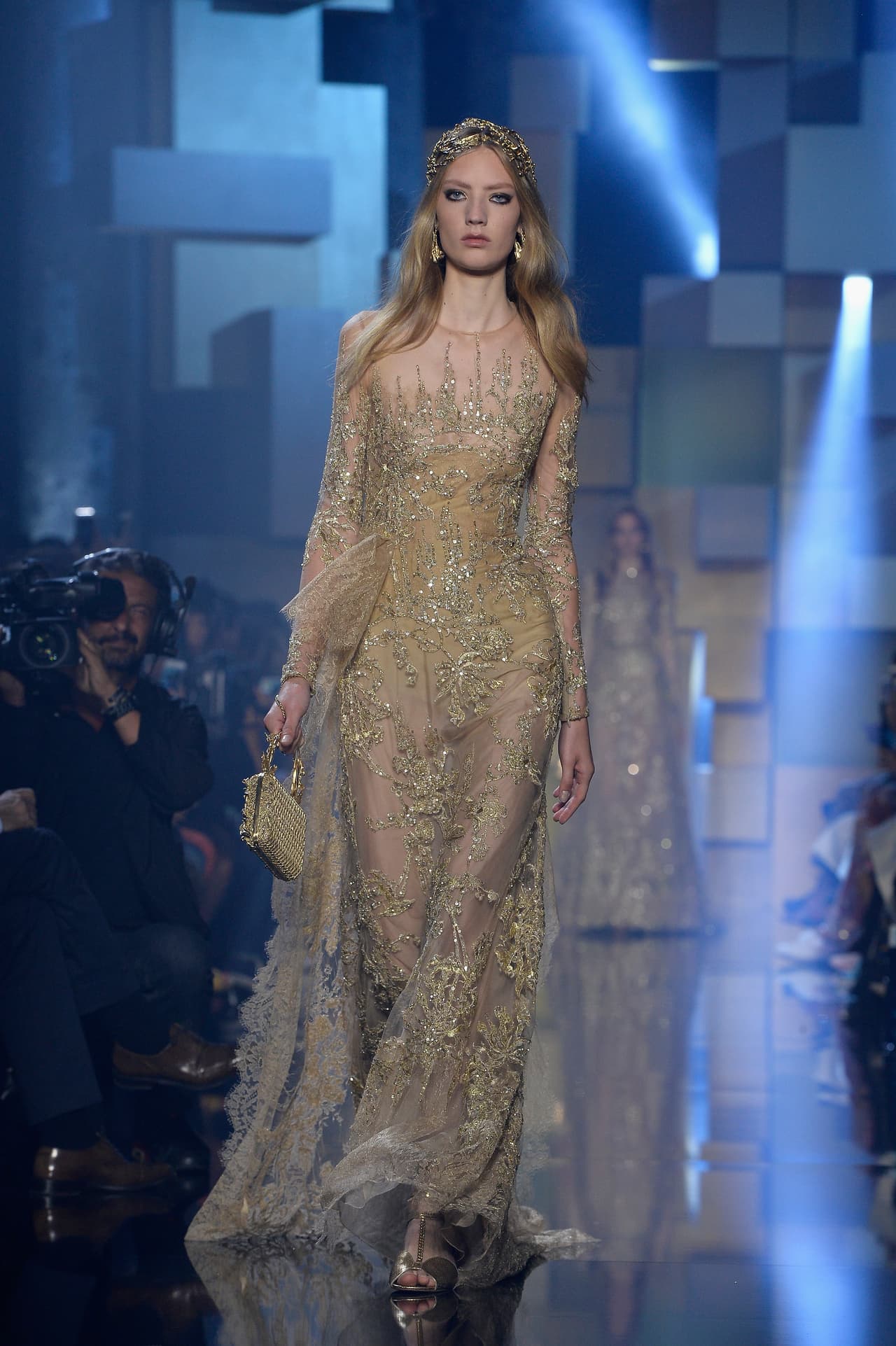 El modisto también usó un poco de encaje elegante que recordaba a princesas árabes.