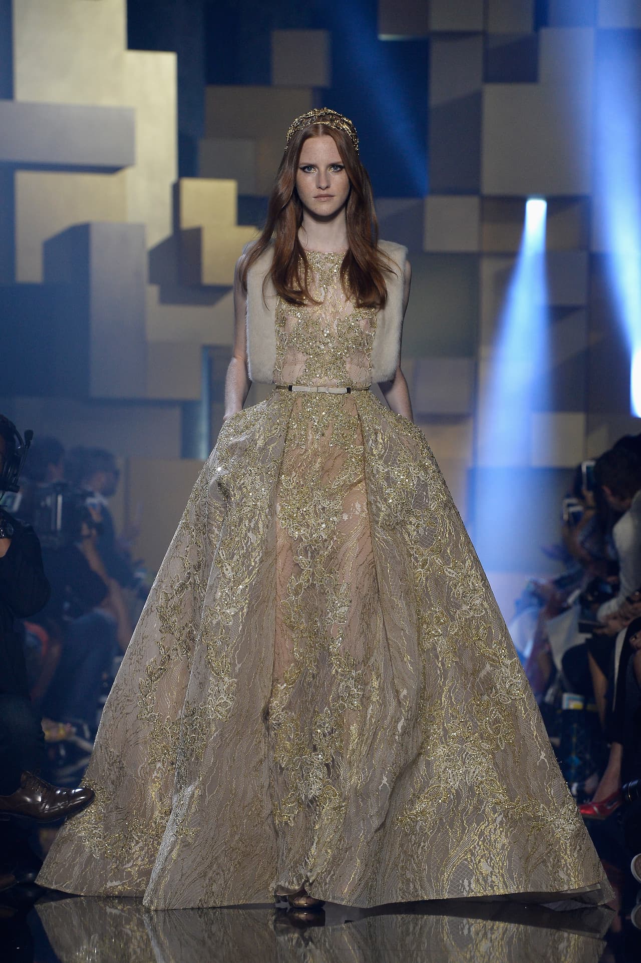 Los vestidos de corte A con escote cuadrado fueron parte de sus piezas.