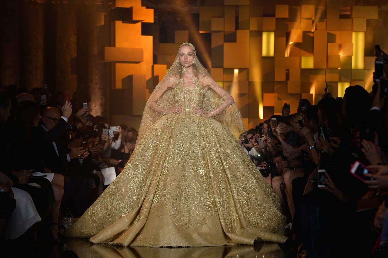 Elie Saab creó un majestuoso escenario en el que desfiló su mágica colección otoño/invierno.