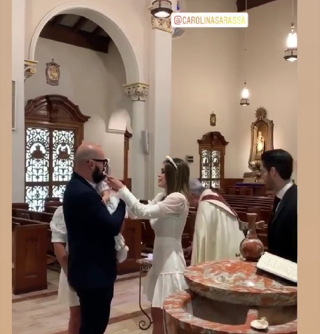 Carolina estuvo atenta en todo momento de su hija mientra se llevaba a cabo la ceremonia.