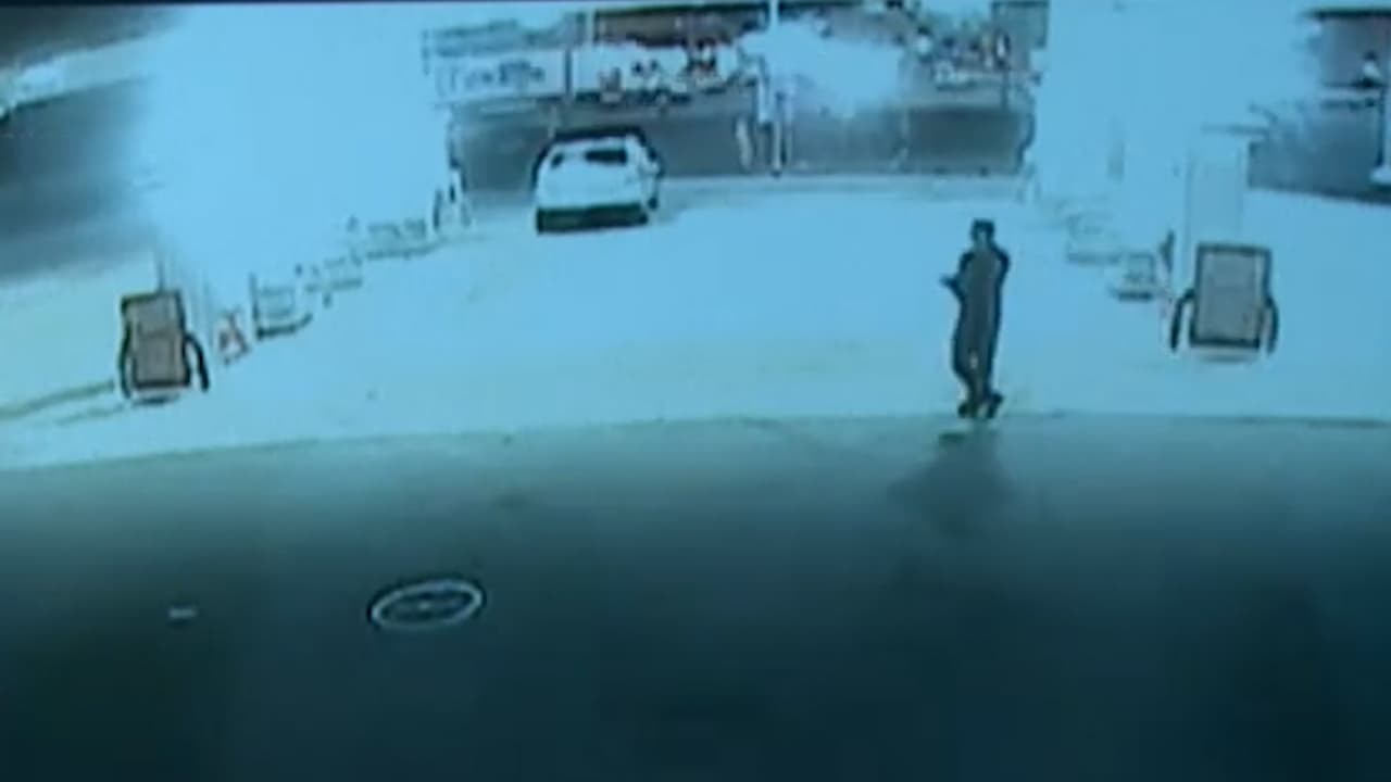 Revelan imágenes del tiroteo de un sospechoso contra un oficial del condado Pinellas