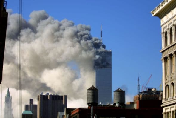 El 11 de septiembre Estados Unidos fue víctima de horrendos ataques terroristas: Al Qaeda secuestró e impactó cuatro aviones contra varios objetivos y que causaron la muerte y destrucción, siendo el episodio que precedería a la guerra de Afganistán y a la adopción por el Gobierno estadounidense y sus aliados de la política denominada de Guerra contra el terrorismo. Los atentados fueron cometidos por diecinueve miembros de la red yihadista Al-Qaida,1 divididos en cuatro grupos de secuestradores, cada uno de ellos con un terrorista piloto que se encargaría de pilotar el avión una vez ya reducida la tripulación de la cabina. Los aviones de los vuelos 11 de American Airlines y 175 de United Airlines fueron los primeros en ser secuestrados, siendo ambos estrellados contra las dos torres gemelas del World Trade Center, el primero contra la torre Norte y el segundo poco después contra la Sur, provocando que ambos rascacielos se derrumbaran en las dos horas siguientes.2 3 El tercer avión secuestrado pertenecía al vuelo 77 de American Airlines y fue empleado para ser impactado contra una de las fachadas del Pentágono, en Virginia. El cuarto avión, perteneciente al vuelo 93 de United Airlines, no alcanzó ningún objetivo al resultar estrellado en campo abierto, cerca de Shanksville, en Pensilvania, tras perder el control en cabina como consecuencia del enfrentamiento de los pasajeros y tripulantes con el comando terrorista.