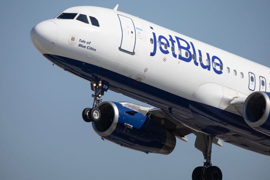 Vuelo de JetBlue Cancún–Newark realiza aterrizaje de emergencia en Tampa