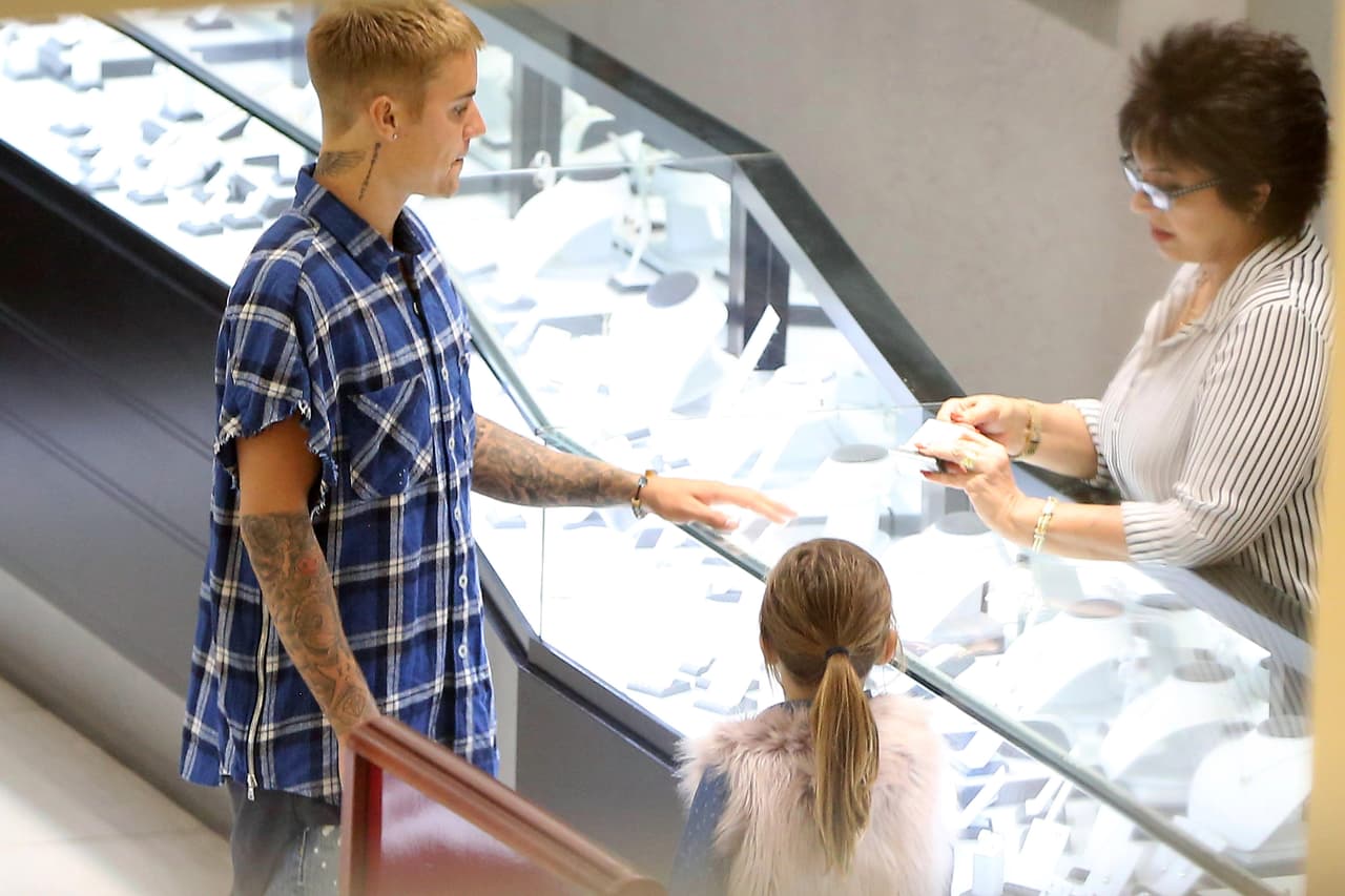 No repara en precios, todo sea por verla sonreir.