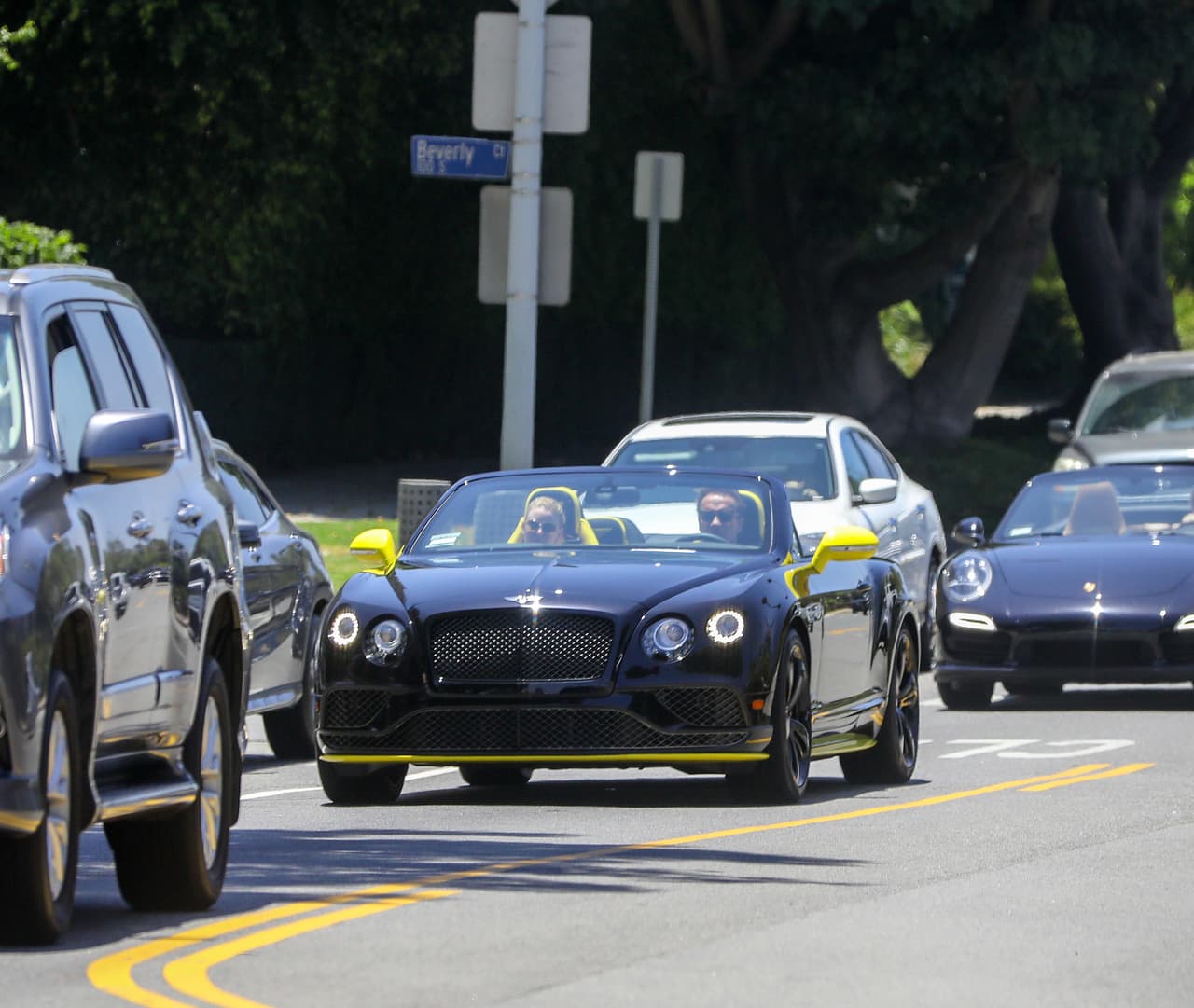 Vaya terapia ha encontrado Arnold Schwarzenegger para recuperarse de su cirugía a corazón abierto, la cual le fue realizada el 27 de marzo pasado: dedicar tiempo a su colección de autos, como este 
<b>Bentley Continental GTC</b>, en el cual salió a dar un paseo por la ciudad de Los Ángeles.