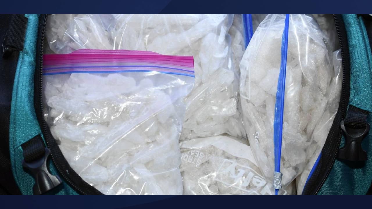 De acuerdo con 
<a href="https://www.univision.com/temas/la-administracion-para-el-control-de-drogas">la DEA</a>, investigadores incautaron cerca de 20 libras de metanfetamina, 4,000 pastillas M30, 14 armas de fuego y dos vehículos en el concesionario de automóviles ubicado en 
<a href="https://www.univision.com/temas/phoenix">Phoenix, Arizona</a>.