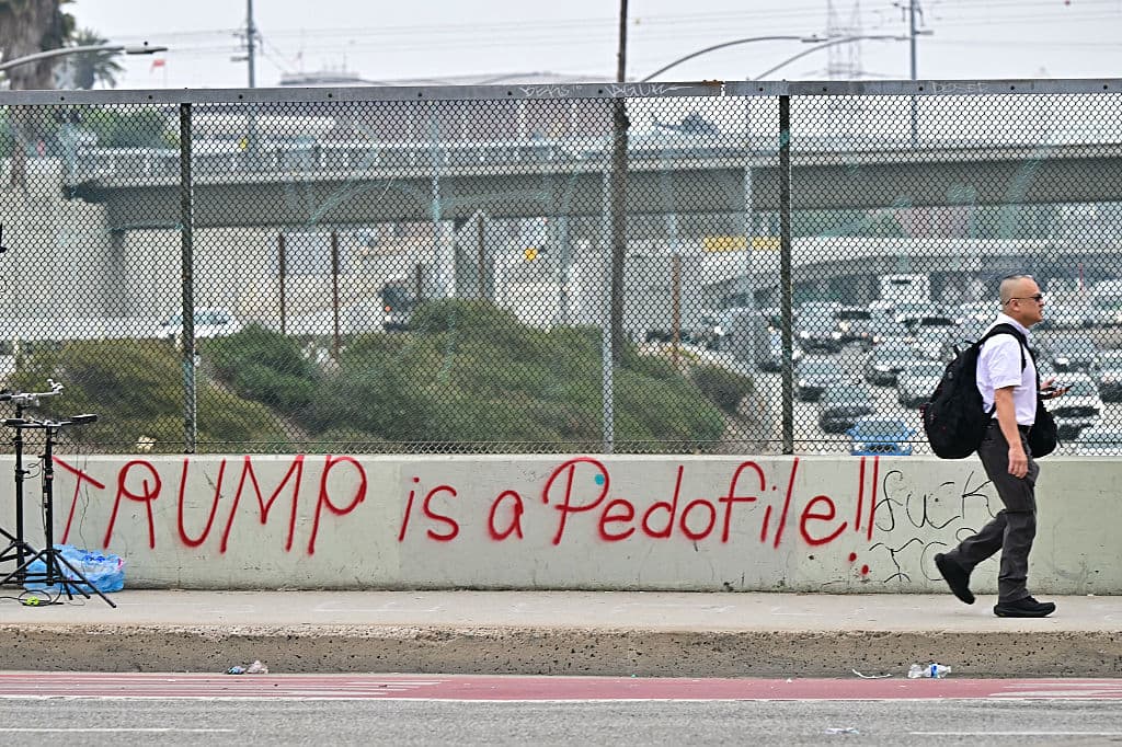 Protestas contra ICE en Los Ángeles dejan decenas de arrestos, negocios saqueados e infinidad de grafitis 