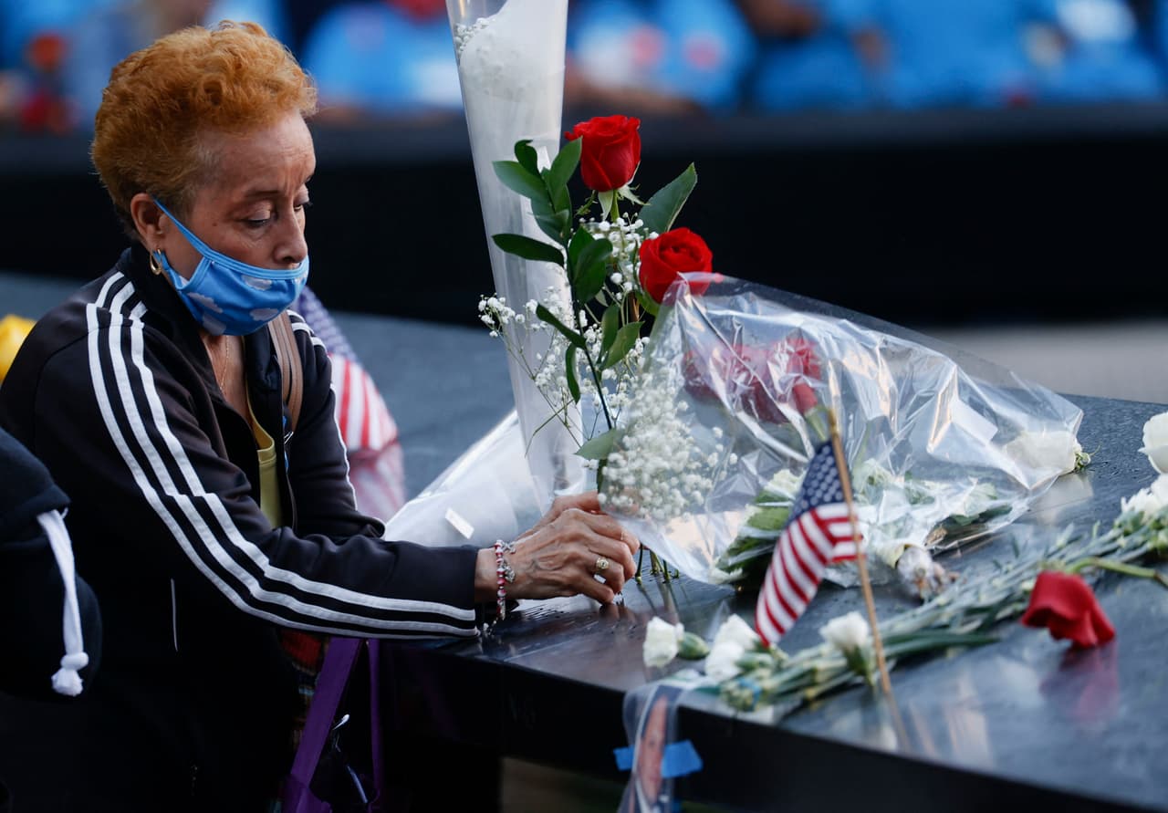 La mayoría llevan flores, que dejan reposar sobre el muro de las piscinas.