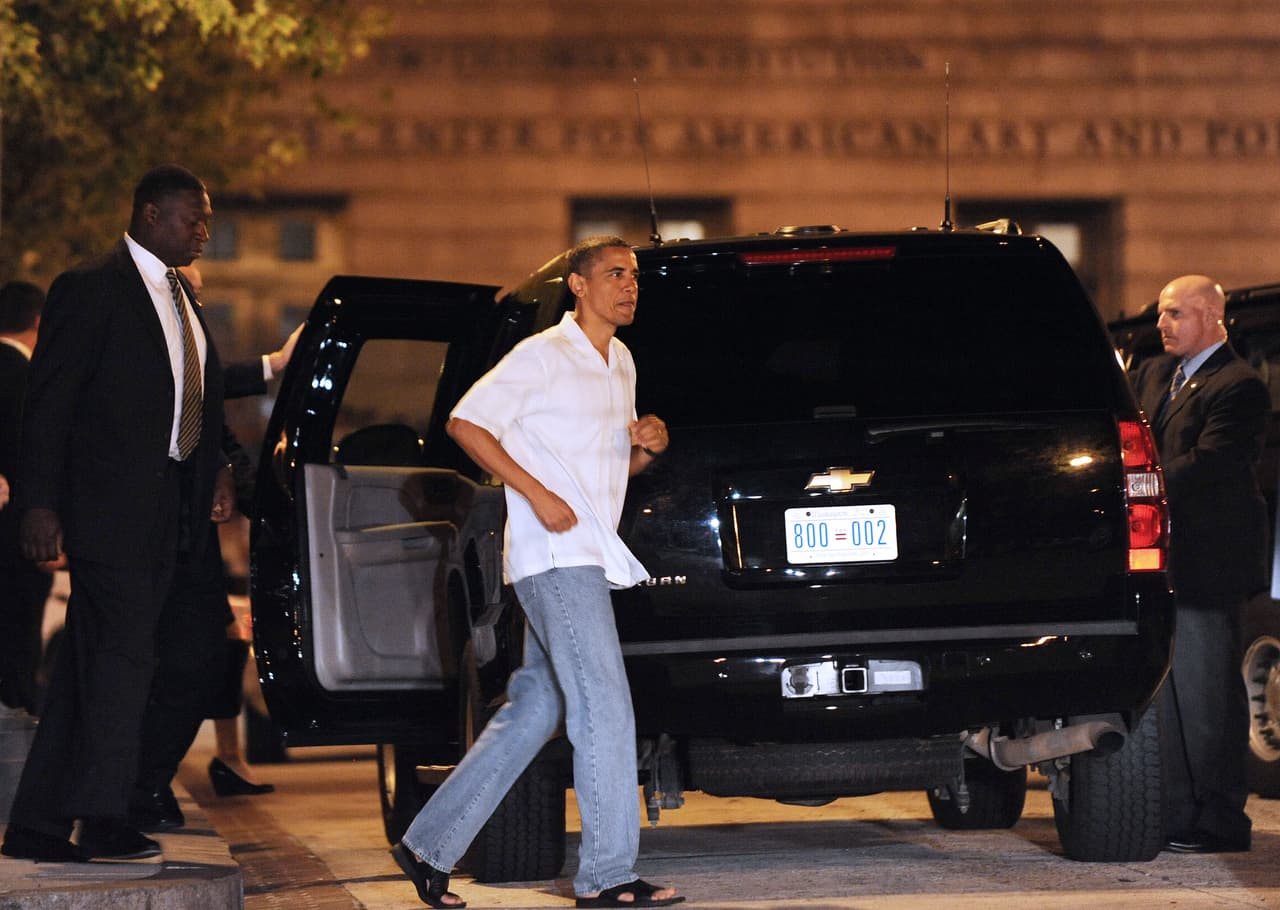 Barack Obama le dejó claro a editores de moda y detractores que él no sería el hombre que iría con "jeans ajustados". Adrmás osó llevarlos con sandalias.