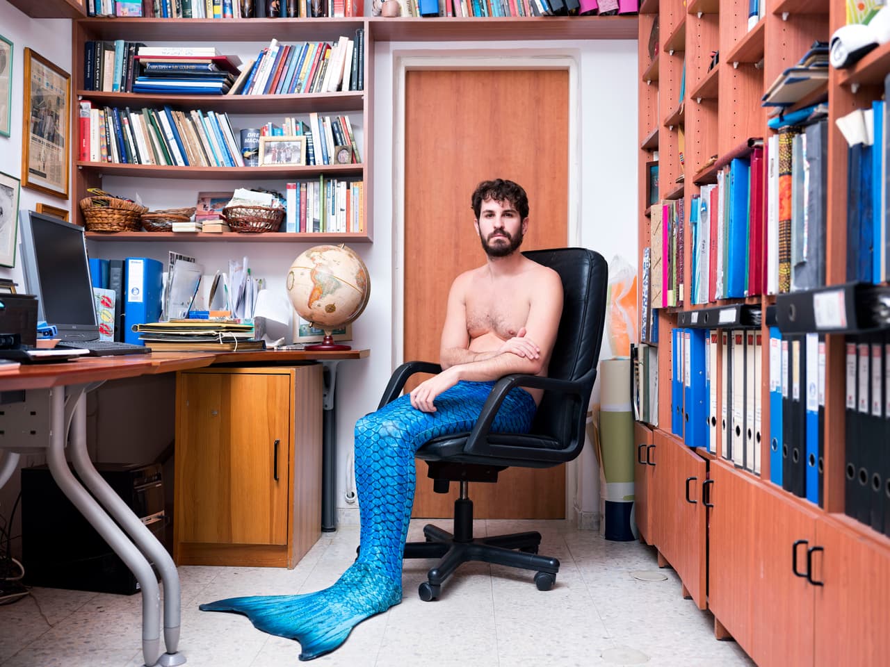 Yuval Avrami, uno de los pocos hombres del grupo de bañistas, se siente orgulloso de su cola de tela y la describió como un "sueño hecho realidad". Dijo que aprendió sobre la tendencia a través de amigos transgénero y que quedó fascinado por 
<b>"la capacidad de tener una nueva identidad mágica".</b>