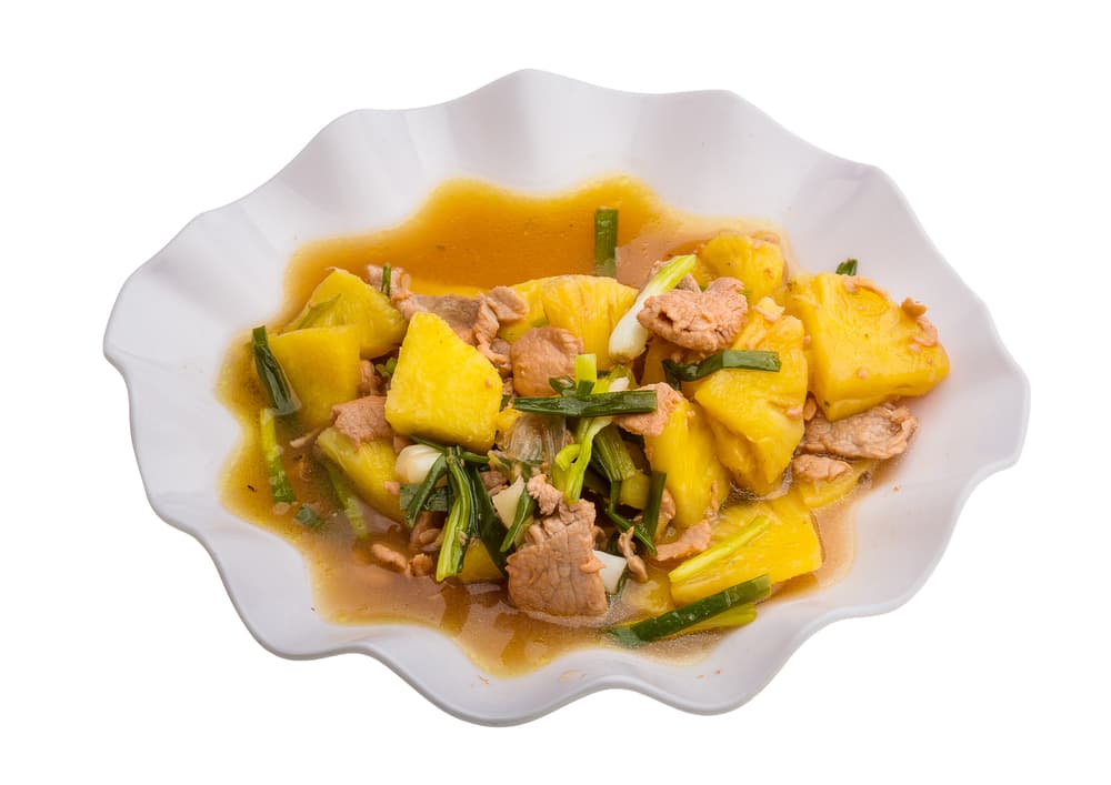 Puerco caribeño en salsa de piña: Te brindamos una receta original y sabrosa para preparar el cerdo con todo el sabor del trópico. Este puerco acompañado de una salsa dulce de piña es simple de preparar y de un sabor exquisito.