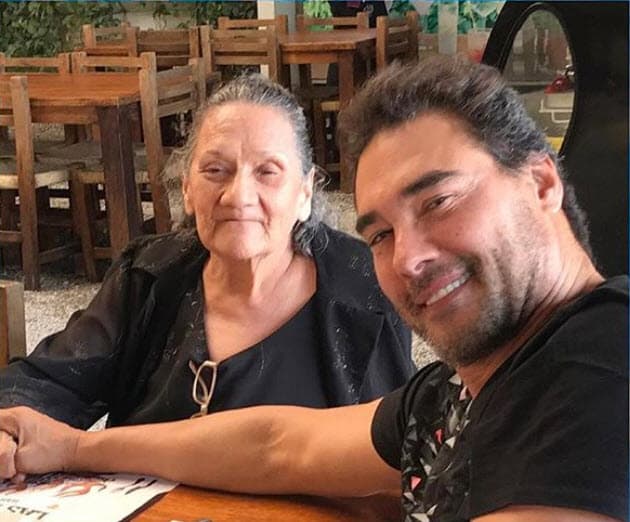 El entorno en el que nació y en el que vivía su madre era de pobreza. Por esas circunstancias, la señora aceptó un trabajo como celadora en el
<b><a href="https://www.univision.com/noticias/carcel/lecumberri-la-carcel-donde-estuvo-recluido-juan-gabriel-en-la-ciudad-de-mexico" target="_blank">Palacio Negro de Lecumberri</a></b>, el penal más famoso de México, que fue cerrado en agosto de 1976.
<br>