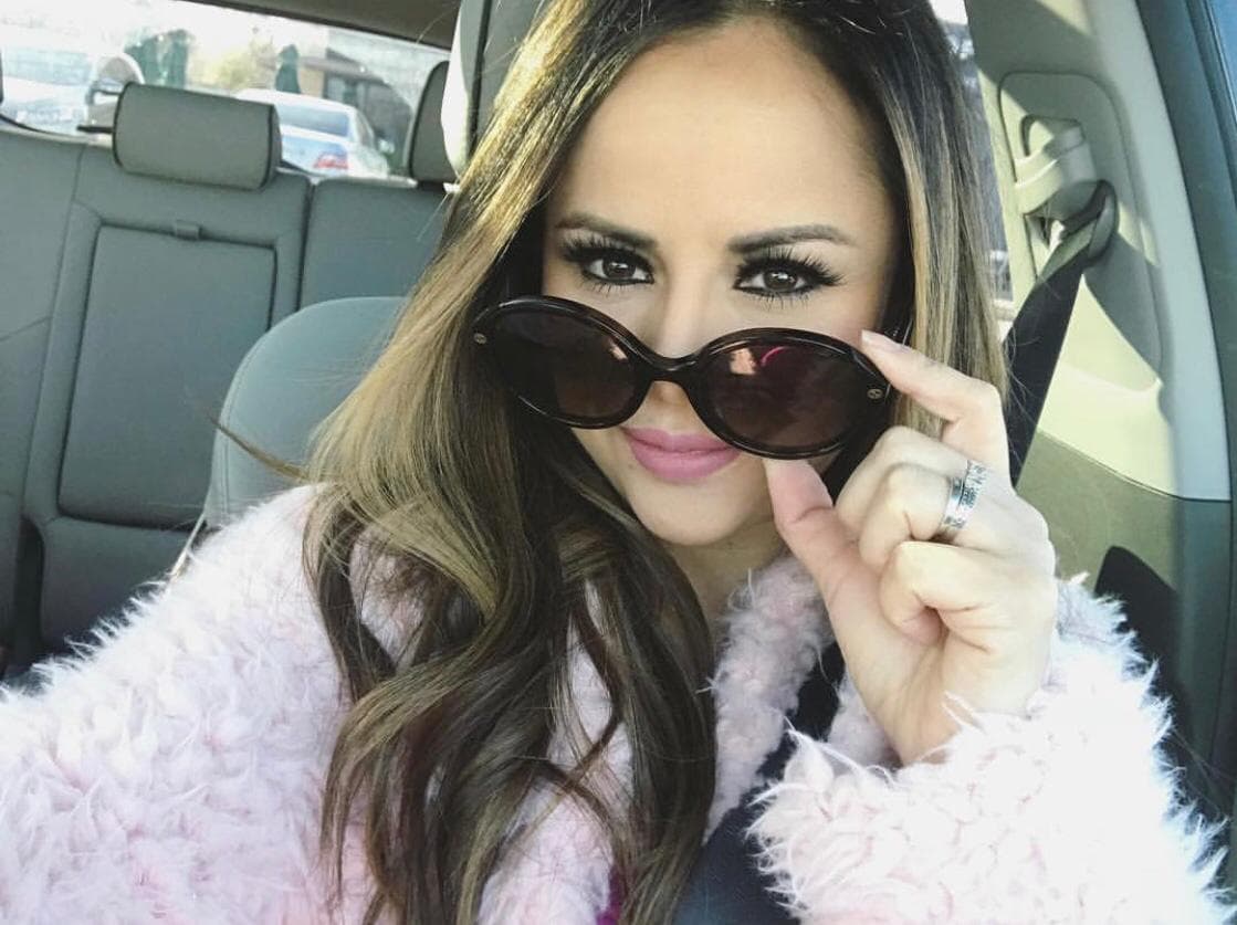 La locutora que substituyó a Carla Medrano, quien disfruta de una cortas vacaciones en Honduras, no soporta la injusticia. 
<br>