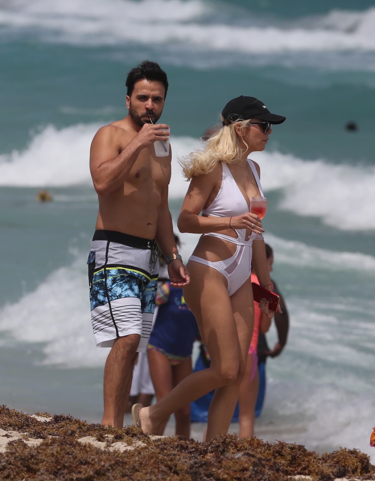 Luis Fonsi celebra su cumpleaños número 39 junto a su esposa Agueda López con un romántico día en las playas de Miami Beach.