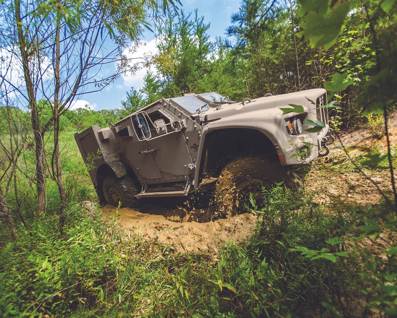 Oshkosh informa que existen una variedad de trenes de potencia para el L-ATV. Entre ellos un V8 Duramax diésel con transmisión Aliison (General Motors) y la opción de un tren hibrido.