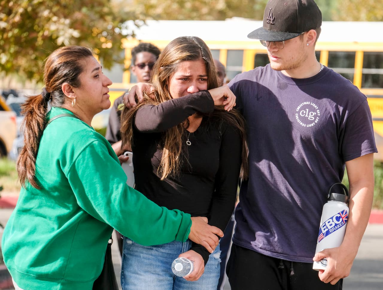 "La evidencia en video muestra que sacó el arma de su mochila, les disparó a los cinco estudiantes y después se disparó el mismo en la cabeza”, dijo Villanueva