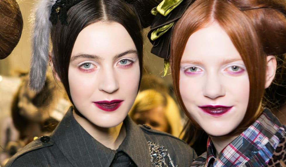 Lo vimos en: Antonio Marras, Lacoste, Peter Pilotto, Veronique Leroy. Productos clave: • Next to Nothing Press Powder. • Mineralizae Pinwheel. • MAC Studio Quicktrick Stick en tono Softly Does It, Tight, Tawny, All Aflush, y Here You Go. • Velvetease Lip Pencils en tono Anything Goes, Reddy to Go, Frolic, y Tease Me.