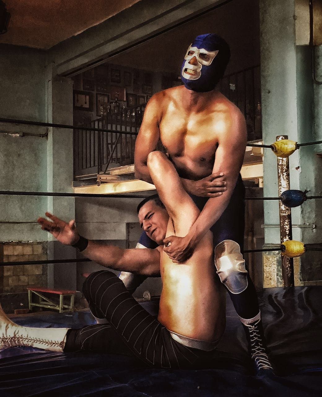 En ésta última nos contará la historia de Alejandro Muñoz Moreno, un hombre que descubre que es bueno para pelear y busca cumplir su sueño de convertirse en un exitoso luchador.