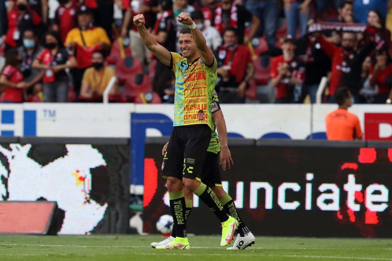 Julio Furch remató de cabeza pero la pelota le pegó a Nervo y cambió de dirección para así dejar fuera de la jugada al arquero Acevedo.