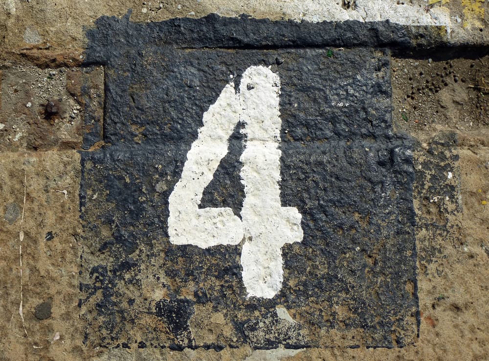 <b>Si eres un CUATRO</b> te rodea el entretenimiento, las diversiones y la alegría de vivir. Aprovéchalo para ir pensando en unas buenas vacaciones, toma tu noche para salir de casa, disfruta tu relación, si la tienes, y si no, comparte con buenos amigos.
<br>Estás en tu ciclo tres.