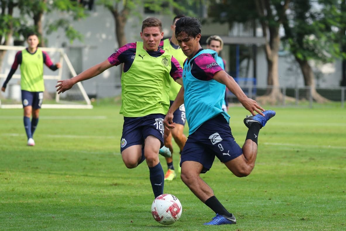 José Juan Macías en entrenamiento con Chivas.