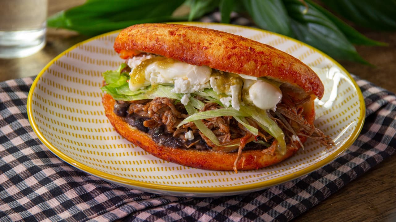 Pambazos de carne deshebrada ¡tienes que probarlos!