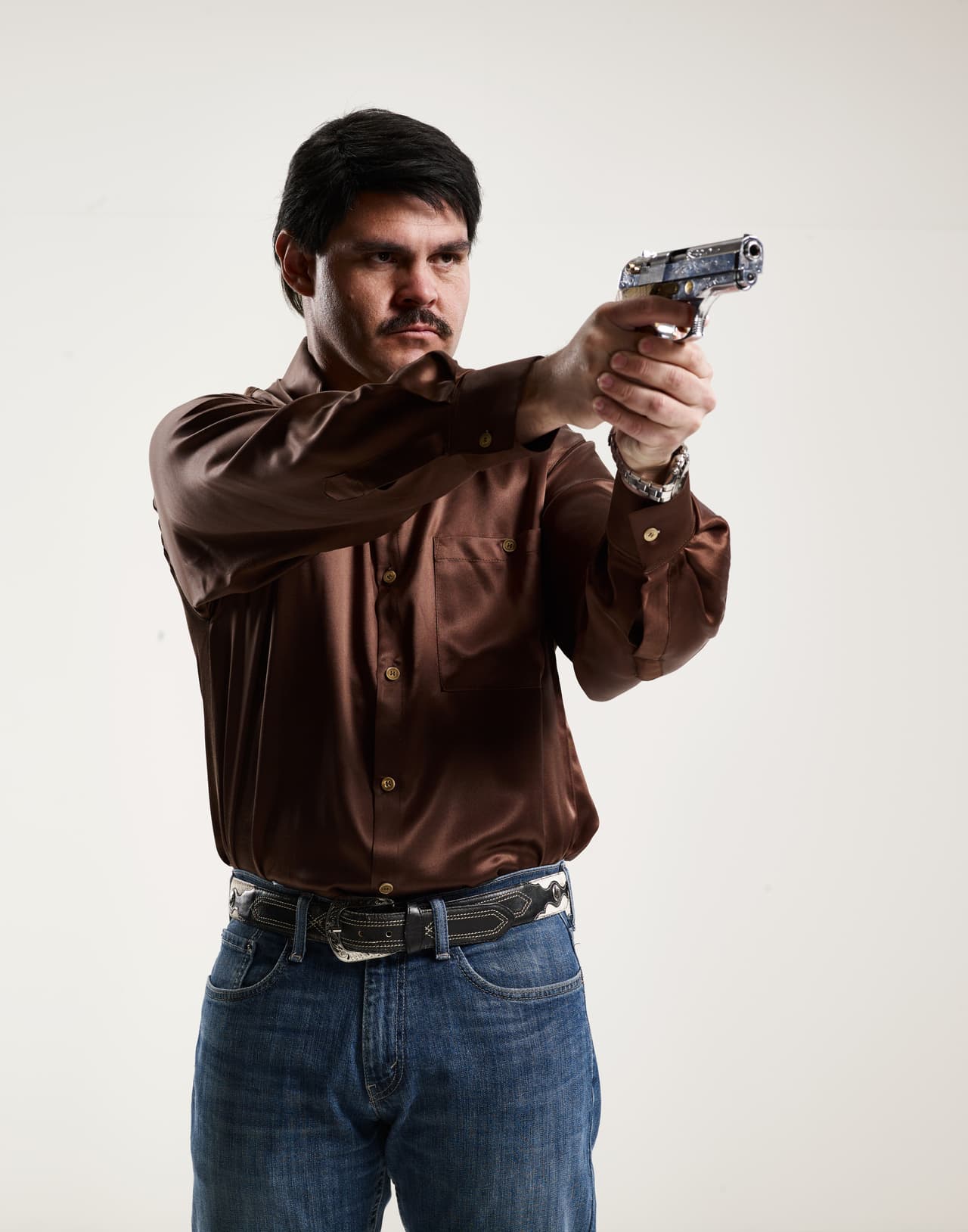 Repasemos los personajes de la primera temporada.
<b><a href="http://www.univision.com/series/el-chapo/marco-de-la-o-es-joaquin-el-chapo-guzman-en-el-chapo">Joaquín Guzmán</a></b>, el temido '
<b><a href="http://www.univision.com/series/el-chapo" target="_blank">Chapo</a></b>'. Creció en la pobreza y su sueño más grande desde adolescente era convertirse en el patrón más poderoso del narco en México.