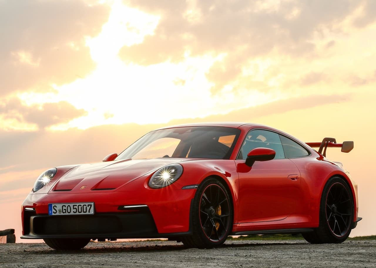 <h3 class="cms-H3-H3"><b>7. Porsche 911</b></h3>
<br>
<ul>
 <li><b>Menciones semanales en Twitter:</b> 5,331</li>
 <li><b>Total de menciones en Instagram:</b> 3.8 millones</li>
 <li><b>Total de publicaciones en Reddit:</b> 8,490</li>
 <li><b>Puntaje de popularidad:</b> 4.62</li>
</ul>