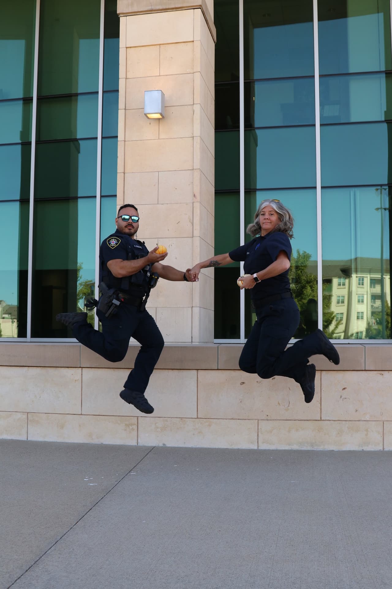 North Richland Hills es una comunidad a unas 11 millas de Fort Worth. Y al parecer,
<b>ahora los resientes deberán compartir a sus agentes con otros vecinos en Texas,</b> pues las fotografías son comentadas y han llegado a ciudades más allá de Fort Worth.