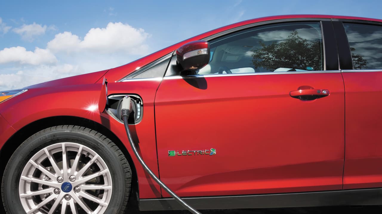 <h3 class="cms-h3-H3">PRO: Los carros eléctricos son baratos de operar</h3>
<br>Un estudio realizado por AAA concluyó la operación de los vehículos eléctricos es más barata que el promedio de los vehículos en Estados Unidos. Los autos eléctricos no tienen un motor de combustión interna con partes móviles que mantener por lo que sus costos de mantenimiento y reparación son los más baratos entre todos los vehículos. A 3.68 centavos de dólar por milla para los vehículos eléctricos contra 10 centavos de dólar por millas promedio para los autos regulares, el costo de la energía utilizada también significativamente más barato. Una estación de carga en el hogar alimentada por un panel solar podría abaratar este costo aún más.
<br>
<br>
<b>Imagen</b>: 
<b>Ford Focus Electric 2018</b>.