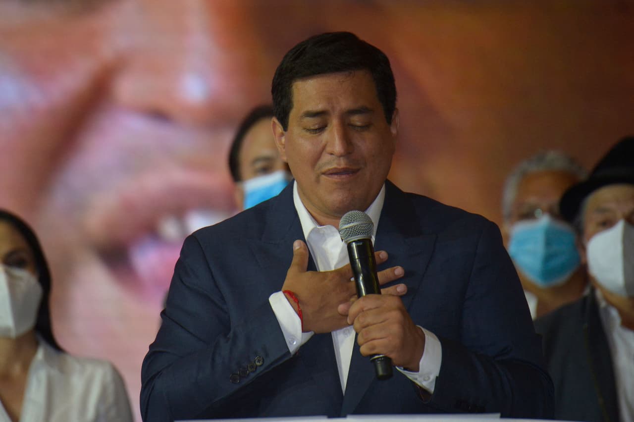 El candidato presidencial izquierdista Andrés Rarauz se dirige a sus seguidores al reconocer la derrota en las elecciones en Ecuador.