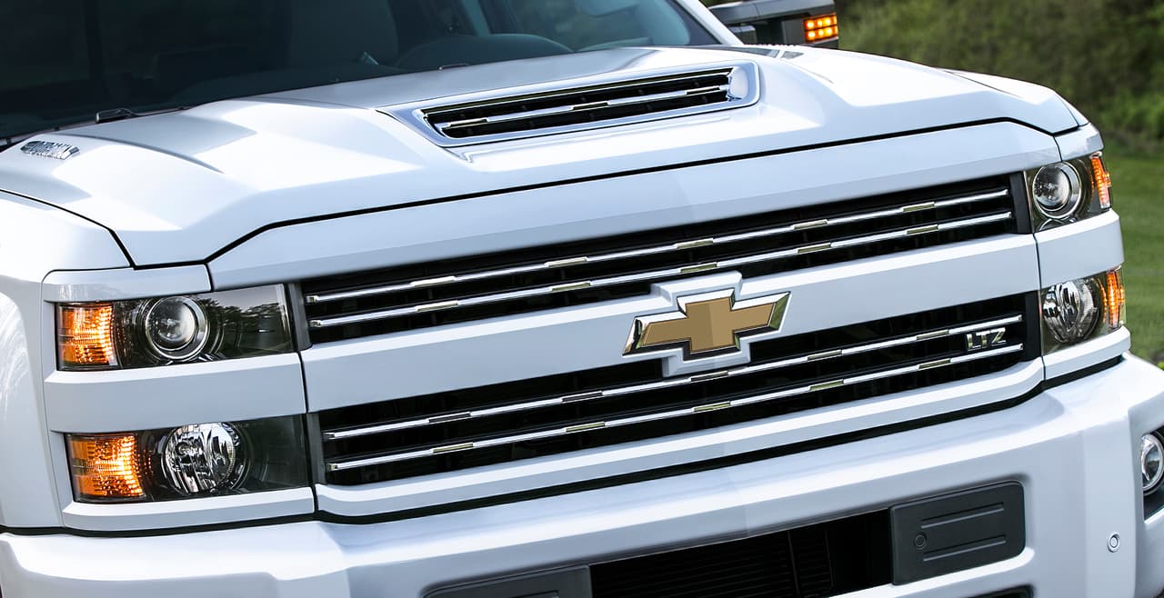 The 2017 Chevrolet Silverado HD features an all-new, patented air intake system. Marked by a dramatic hood scoop, the system drives cool, dry air into the engine for sustained performance and cooler air temperatures during difficult driving conditions.