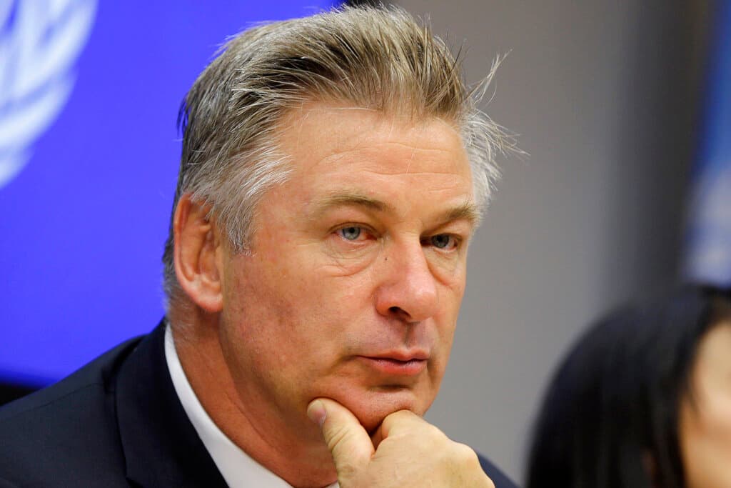 Alec Baldwin sostenía el arma de utilería que contenía munición real, misma que acabó con la vida de Hutchins.
