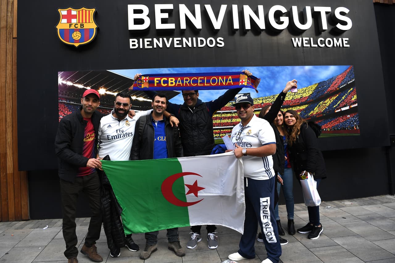 Barcelona ya se ha acostumbrado a darle la bienvenida a seguidores de países en todos los continentes, algo similar a lo que vive Real Madrid. Esta imagen es un claro ejemplo de esto.