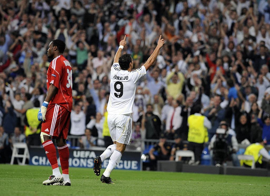 En sus inicios con el Real Madrid, Cristiano portó el número 9 ya que su tan amado 7 tenía dueño y era de Raúl González Blanco.