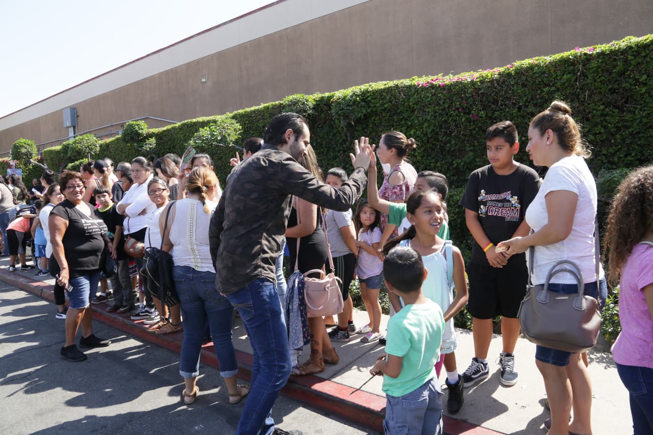 Y los locutores no dejaron pasar la oportunidad de saludar a cada uno de los presentes.