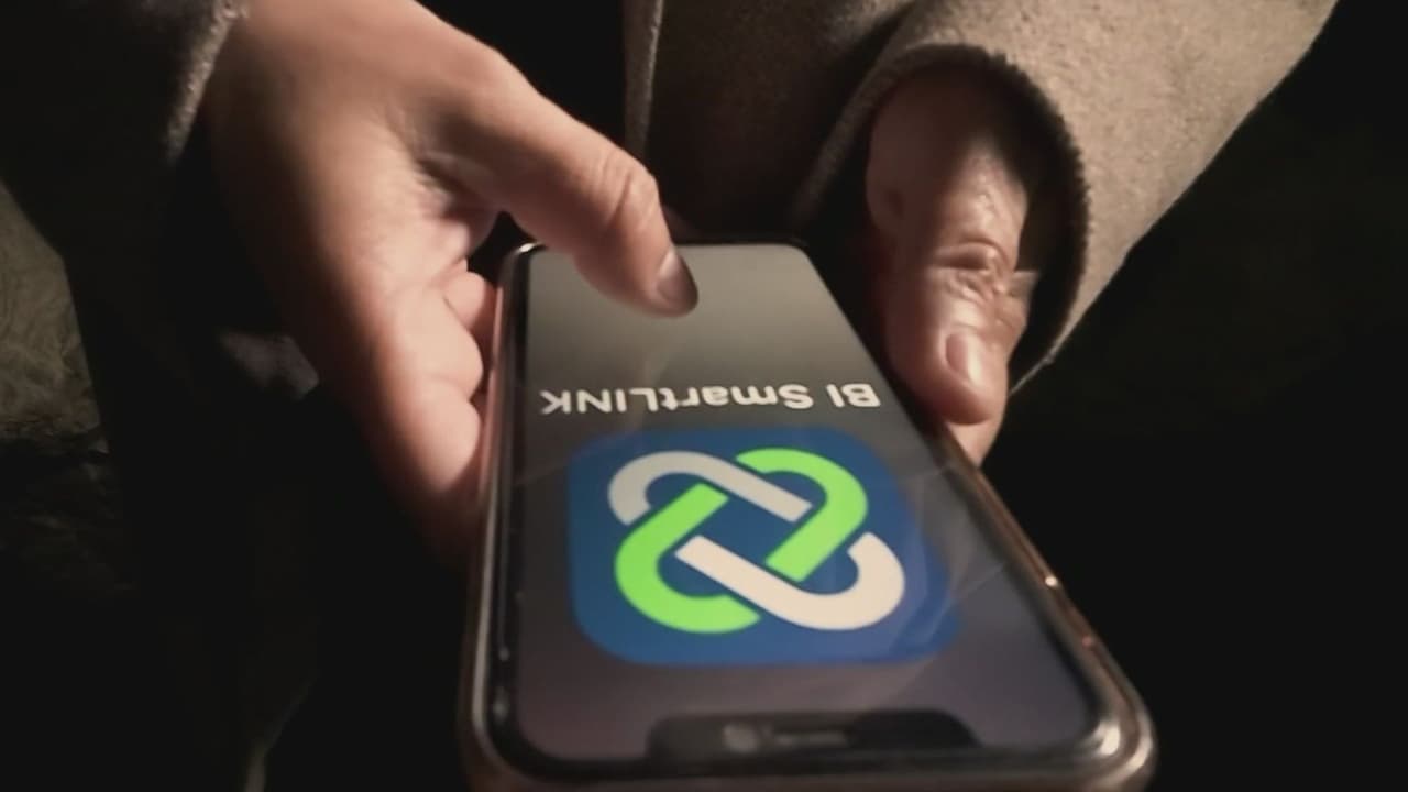 Denuncian que app para monitorear a inmigrantes es usada por gobierno Trump para detenerlos y deportarlos