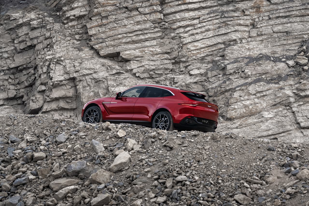 La Aston Martin DBX 2021 debuta en el Auto Show de Los Ángeles 2019.
