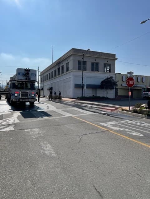 El 28 de enero fueron alertados de una estructura comercial vacía de 10,000 pies que ardía en fuego.