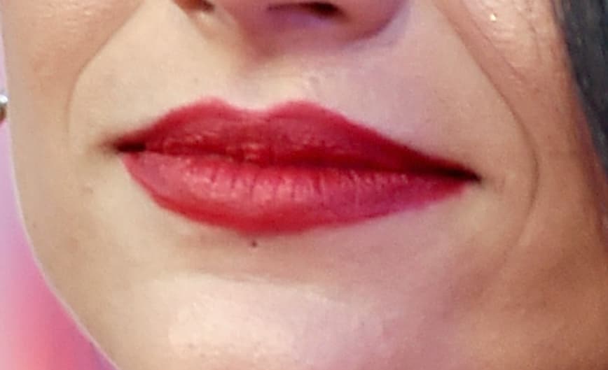 Entre las boquitas rojas nos encontramos con esta, que pertenece a la de una cantante española que no sólo ha caminado varias veces por la alfombra de Latin GRAMMY, también ha cantando sobre este escenario. ¿La reconoces?