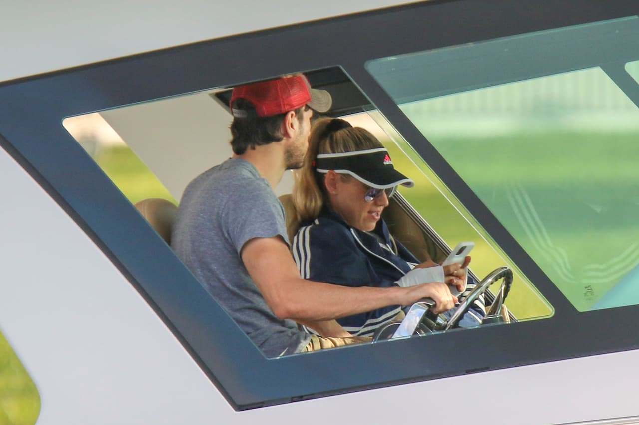 Aunque se notaba que la atlética Kournikova, de 38 años, lucía más robusta, nadie ofreció mayor información que la que visualmente trascendió. Así las cosas, solo faltaba esperar a que 
<b><a href="https://www.univision.com/shows/primer-impacto/el-cantante-enrique-iglesias-se-convirtio-en-padre-de-gemelos-video">los padres de los mellizos Lucy y Nicholas</a></b> decidieran hacer una declaración pública, lo que pasó este 13 de febrero, cuando presentaron al nuevo miembro de la familia.