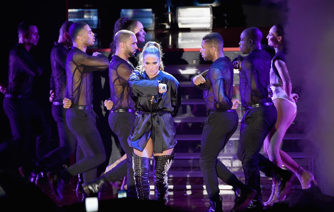 Más tarde, con los acordes de 'Let's Get Loud', la cantante hizo un anuncio para recibir a la candidata Clinton en escena.