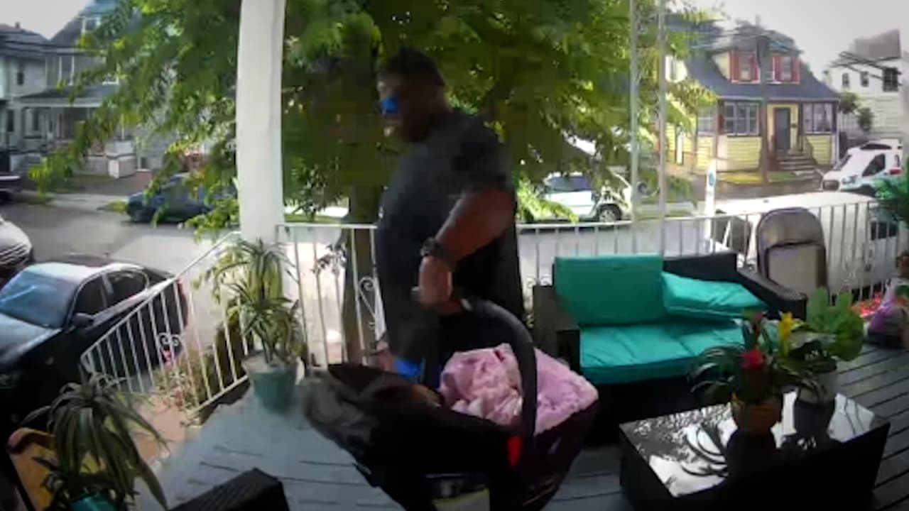 Reyes esperaba ver a su bebé el domingo 26 de mayo, día en el que Anthony Smith, padre de la niña, tenía la obligación de llevarla a su casa de Nueva Jersey como dictaba una orden de custodia,
<a href="https://www.univision.com/local/nueva-york-wxtv/madre-hispana-denuncia-que-ex-pareja-le-quita-a-su-bebe-busca-recuperarla-video" target="_blank"><b>pero ese día el hombre no cumplió su palabra, ni lo que dicta la ley.</b></a>
<br>