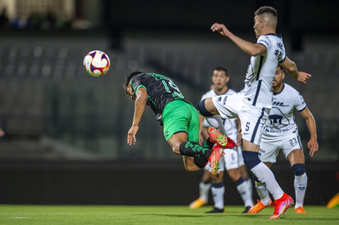 Con gol de Juan Dinenno desde los once pasos, los Pumas vencen 1-0 a Santos y se quedan con los tres puntos. Pumas rompe una mala racha de seis partidos sin ver la victoria y Santos se queda en la quinta posición del torneo.