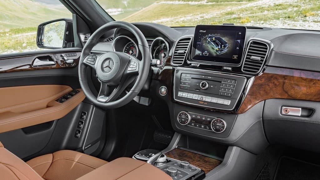 La 
<b><a href="http://www.univision.com/noticias/mercedes-benz/probamos-a-la-nueva-mercedes-benz-gls-2017" target="_blank">Mercedes-Benz GLS</a></b> (antes conocida como la GL) lanzada originalmente en 2006 es la respuesta de Mercedes-Benz a la Range Rover. Hoy compite favorablemente es uno de los mercados más competitivos del mercado automotriz estadounidense.