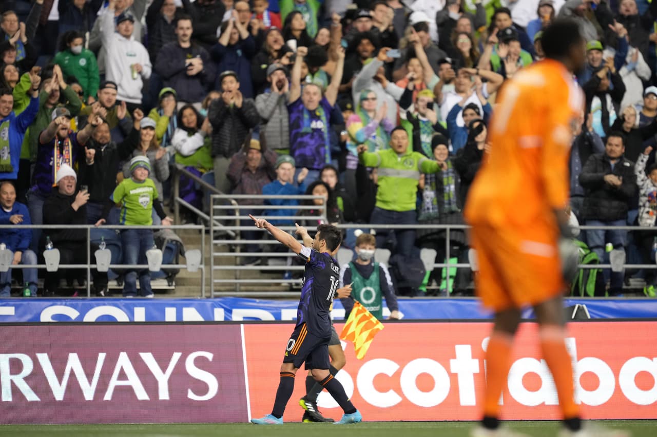 Al 65’, Ruidíaz fue derribado en el área. La jugada se revisó en el VAR y se concedió la pena máxima. Nicolás Lodeiro no tuvo piedad y anotó para el 3-1 definitivo que le da a Seattle una buena ventaja para la vuelta en New Jersey.