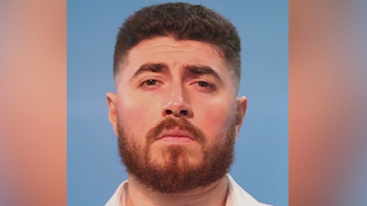 Exagente del condado Brazoria es acusado de asalto agravado por muerte a tiros de joven de 18 años
