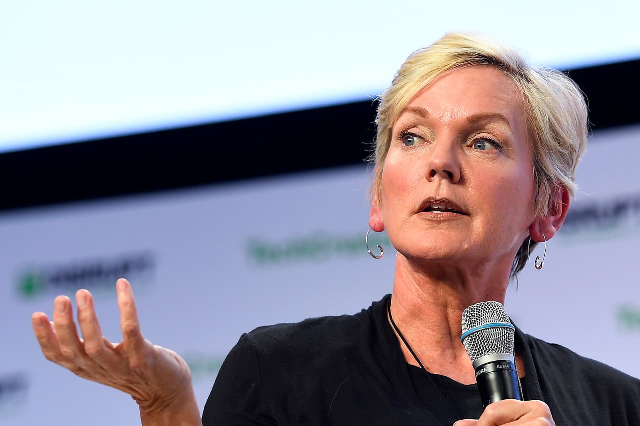 <b>Secretaria de Energía: Jennifer Granholm.</b> La exgobernadora de Michigan estará a cargo del departamento a cargo de regular las fuentes energéticas de Estados Unidos, desde las renovables hasta las generadas por combustibles fósiles que aceleran el calentamiento global. Antes de ser la primera mujer en gobernar Michigan, Granholm fue fiscal general del estado.