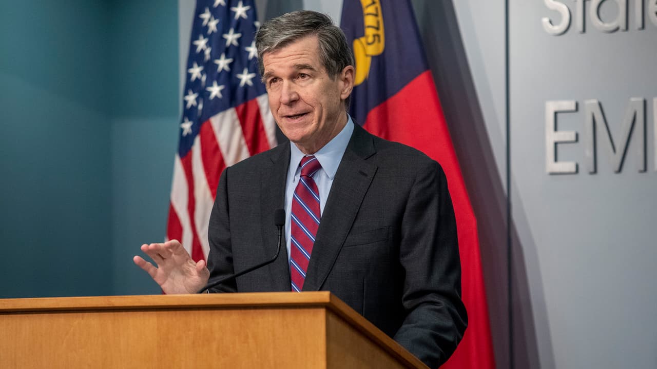 Roy Cooper elimina restricciones de capacidad, distanciamiento social y el mandato de mascarillas 