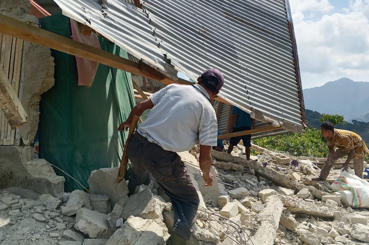 Suharyanto, quien como muchos indonesios usa un solo nombre, declaró que el terremoto arrasó al menos 157 viviendas y dañó casi otras 200, obligando a unos 2.000 aldeanos a abandonar sus hogares hacia refugios temporales